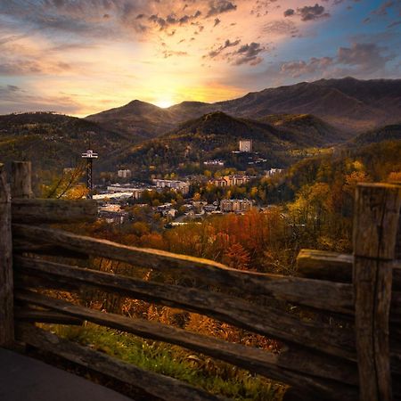 Moonshine Chalet, Hot Tub, Pool Access, Wifi, 1089 Free Tickets Each Paid Day, Dollywood And More Gatlinburg Eksteriør billede