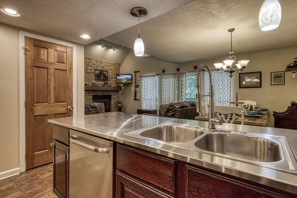 Moonshine Chalet, Hot Tub, Pool Access, Wifi, 1089 Free Tickets Each Paid Day, Dollywood And More Gatlinburg Eksteriør billede