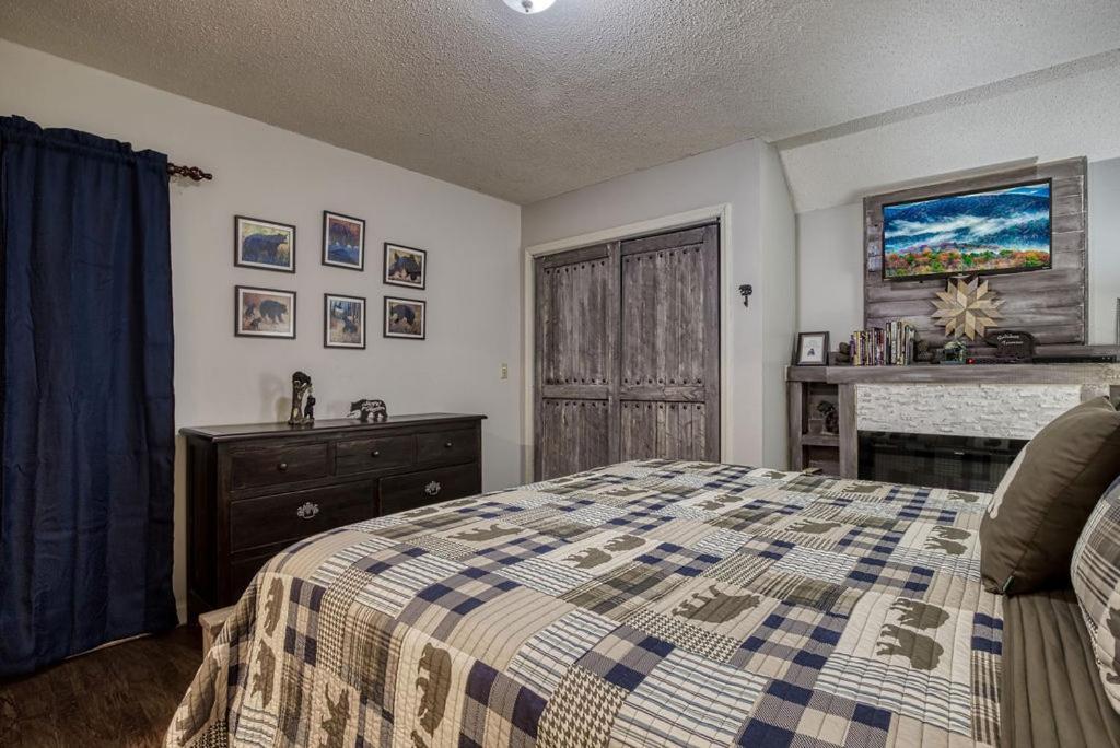 Moonshine Chalet, Hot Tub, Pool Access, Wifi, 1089 Free Tickets Each Paid Day, Dollywood And More Gatlinburg Eksteriør billede
