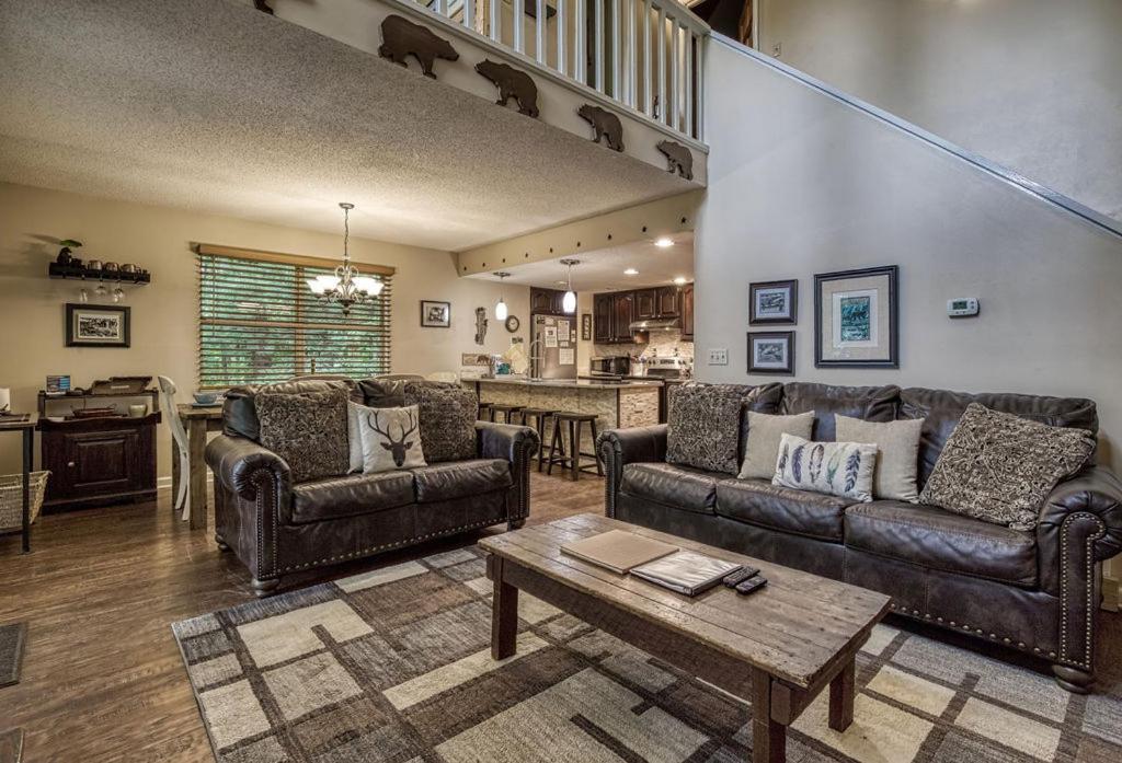 Moonshine Chalet, Hot Tub, Pool Access, Wifi, 1089 Free Tickets Each Paid Day, Dollywood And More Gatlinburg Eksteriør billede