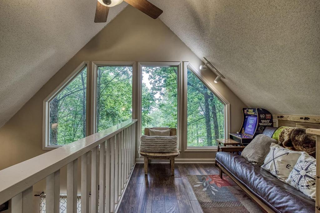 Moonshine Chalet, Hot Tub, Pool Access, Wifi, 1089 Free Tickets Each Paid Day, Dollywood And More Gatlinburg Eksteriør billede