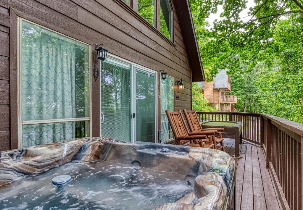 Moonshine Chalet, Hot Tub, Pool Access, Wifi, 1089 Free Tickets Each Paid Day, Dollywood And More Gatlinburg Eksteriør billede