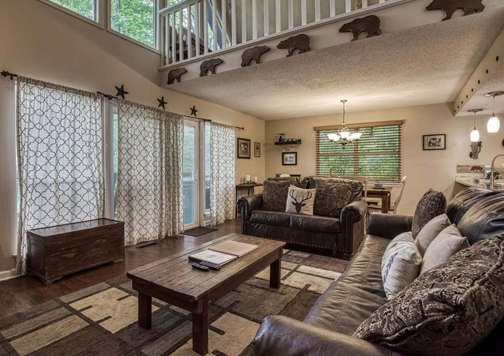 Moonshine Chalet, Hot Tub, Pool Access, Wifi, 1089 Free Tickets Each Paid Day, Dollywood And More Gatlinburg Eksteriør billede