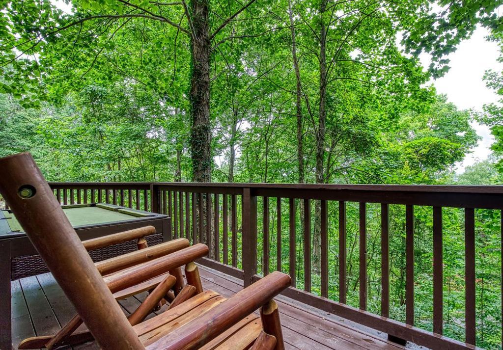 Moonshine Chalet, Hot Tub, Pool Access, Wifi, 1089 Free Tickets Each Paid Day, Dollywood And More Gatlinburg Eksteriør billede