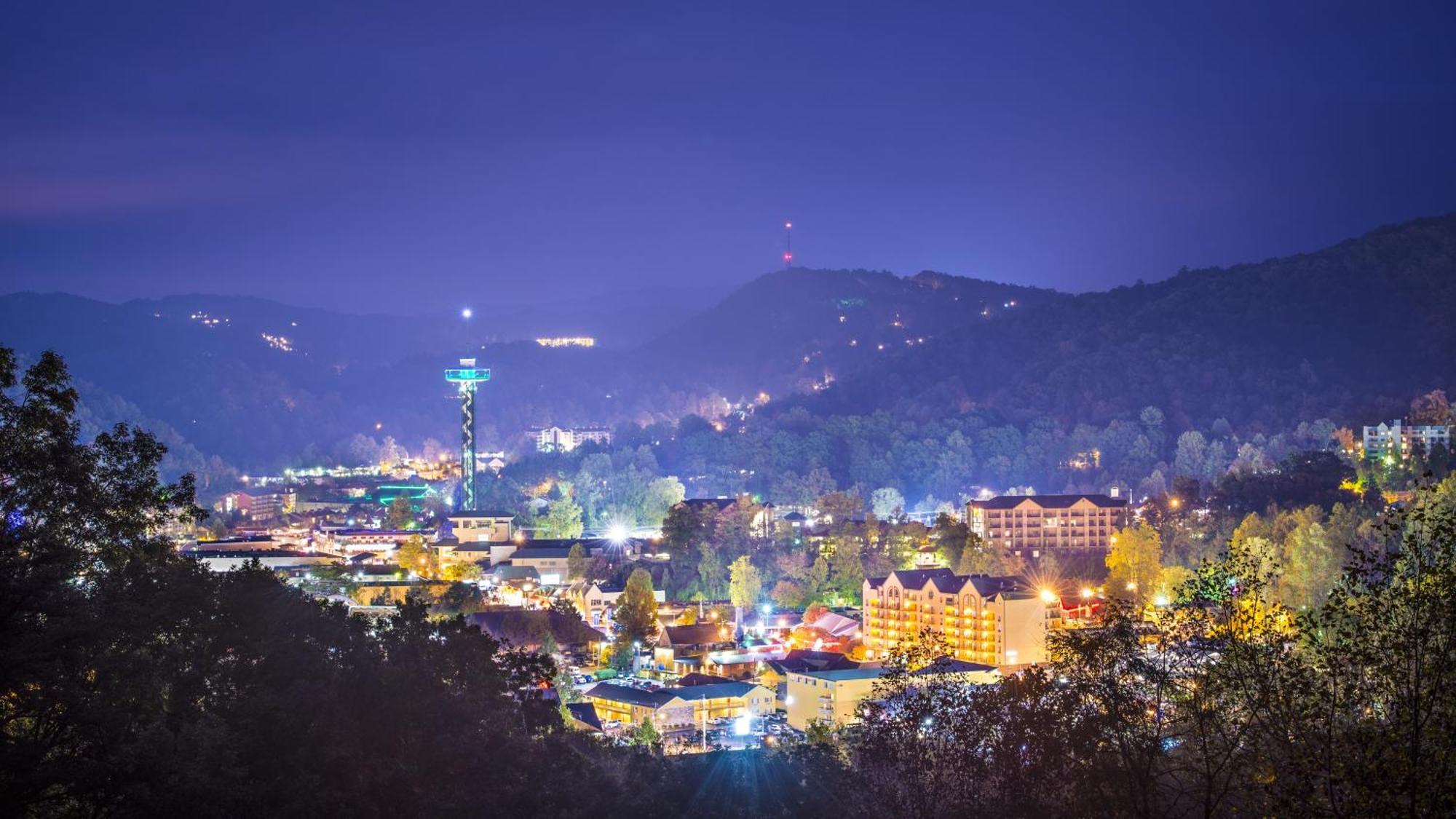 Moonshine Chalet, Hot Tub, Pool Access, Wifi, 1089 Free Tickets Each Paid Day, Dollywood And More Gatlinburg Eksteriør billede