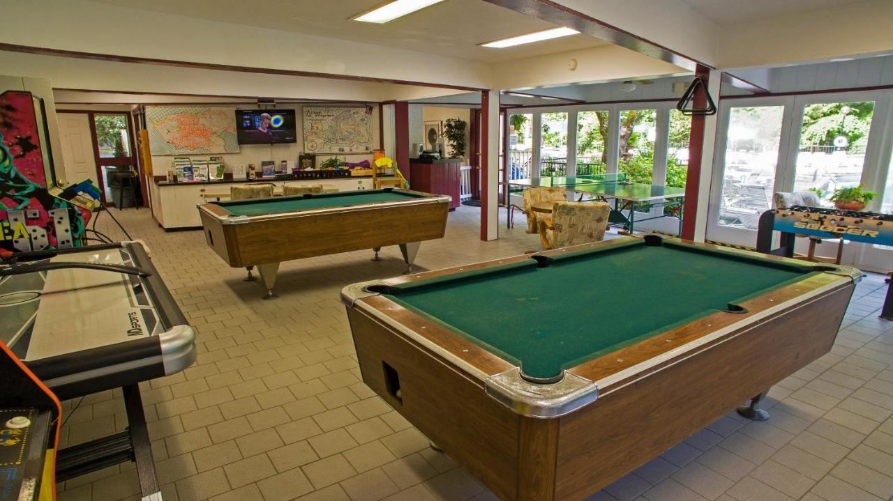 Moonshine Chalet, Hot Tub, Pool Access, Wifi, 1089 Free Tickets Each Paid Day, Dollywood And More Gatlinburg Eksteriør billede