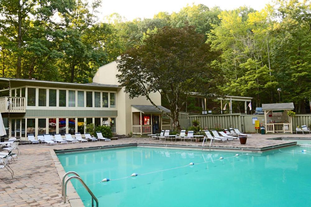 Moonshine Chalet, Hot Tub, Pool Access, Wifi, 1089 Free Tickets Each Paid Day, Dollywood And More Gatlinburg Eksteriør billede