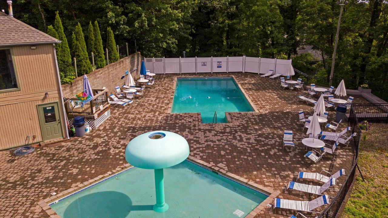 Moonshine Chalet, Hot Tub, Pool Access, Wifi, 1089 Free Tickets Each Paid Day, Dollywood And More Gatlinburg Eksteriør billede