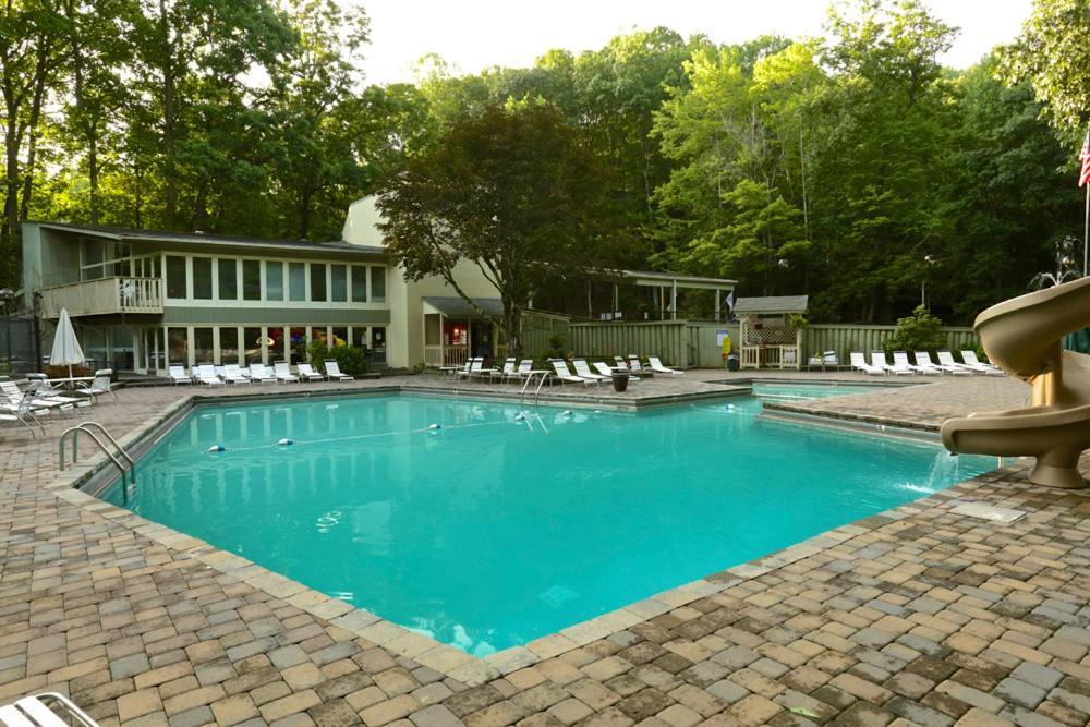 Moonshine Chalet, Hot Tub, Pool Access, Wifi, 1089 Free Tickets Each Paid Day, Dollywood And More Gatlinburg Eksteriør billede